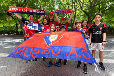 Fotos de los aficionados de Osasuna en las calles del centro de Pamplona el día de la final de la Copa del Rey frente al Real Madrid.