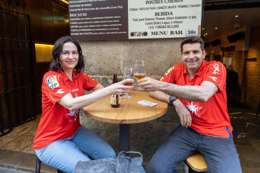 Fotos de los aficionados de Osasuna en las calles del centro de Pamplona el día de la final de la Copa del Rey frente al Real Madrid.