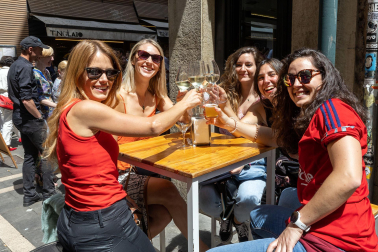 Fotos de los aficionados de Osasuna en las calles del centro de Pamplona el día de la final de la Copa del Rey frente al Real Madrid.
