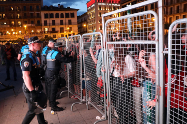 Fotos del ambiente en la plaza del Castillo durante el partido de la final de la Copa del Rey.