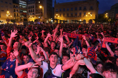 Fotos del ambiente en la plaza del Castillo durante el partido de la final de la Copa del Rey.