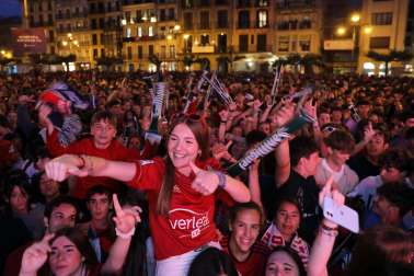Fotos del ambiente en la plaza del Castillo durante el partido de la final de la Copa del Rey.