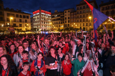 Fotos del ambiente en la plaza del Castillo durante el partido de la final de la Copa del Rey.