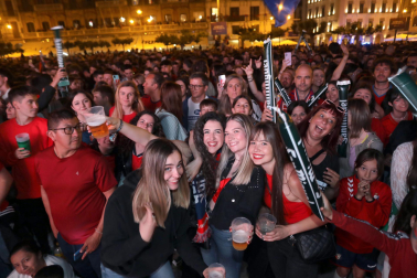 Fotos del ambiente en la plaza del Castillo durante el partido de la final de la Copa del Rey.