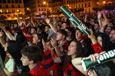 Fotos del ambiente en la plaza del Castillo durante el partido de la final de la Copa del Rey.