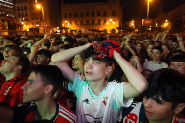Fotos del ambiente en la plaza del Castillo durante el partido de la final de la Copa del Rey.