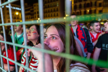 Fotos del ambiente en la plaza del Castillo durante el partido de la final de la Copa del Rey.