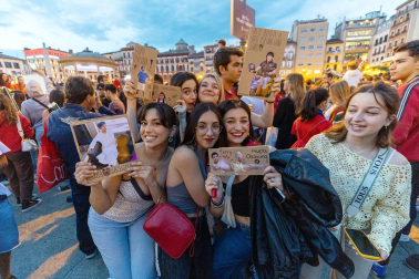 Fotos del ambiente en la plaza del Castillo durante el partido de la final de la Copa del Rey.