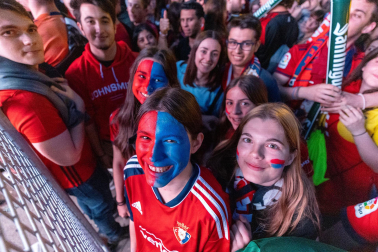 Fotos del ambiente en la plaza del Castillo durante el partido de la final de la Copa del Rey.