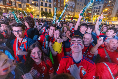 Fotos del ambiente en la plaza del Castillo durante el partido de la final de la Copa del Rey.