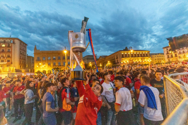 Fotos del ambiente en la plaza del Castillo durante el partido de la final de la Copa del Rey.