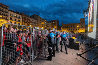 Fotos del ambiente en la plaza del Castillo durante el partido de la final de la Copa del Rey.