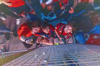 Fotos del ambiente en la plaza del Castillo durante el partido de la final de la Copa del Rey.