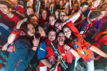 Fotos del ambiente en la plaza del Castillo durante el partido de la final de la Copa del Rey.
