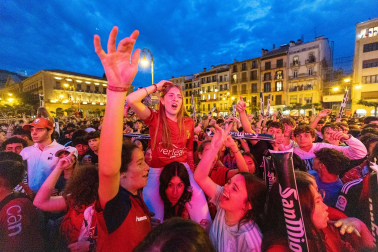 Fotos del ambiente en la plaza del Castillo durante el partido de la final de la Copa del Rey.