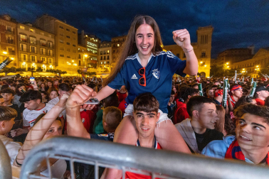 Fotos del ambiente en la plaza del Castillo durante el partido de la final de la Copa del Rey.