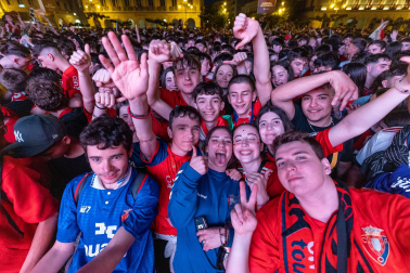 Fotos del ambiente en la plaza del Castillo durante el partido de la final de la Copa del Rey.