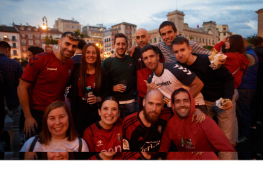Fotos del ambiente en la plaza del Castillo durante el partido de la final de la Copa del Rey.