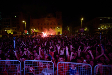 Fotos del ambiente en la plaza del Castillo durante el partido de la final de la Copa del Rey.
