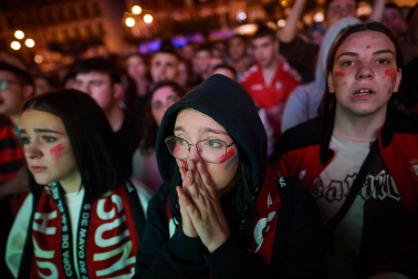 Fotos del ambiente en la plaza del Castillo durante el partido de la final de la Copa del Rey.