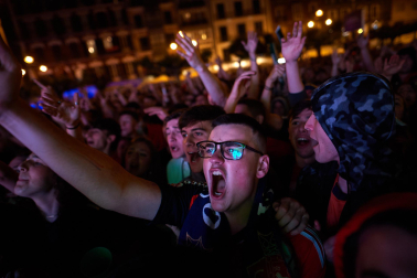 Fotos del ambiente en la plaza del Castillo durante el partido de la final de la Copa del Rey.