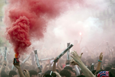 Fotos del ambiente en la plaza del Castillo durante el partido de la final de la Copa del Rey.