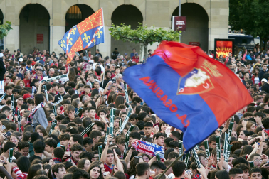 Fotos del ambiente en la plaza del Castillo durante el partido de la final de la Copa del Rey.