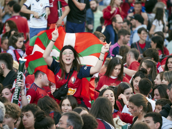 Fotos del ambiente en la plaza del Castillo durante el partido de la final de la Copa del Rey.