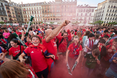 Fotos del ambiente en la plaza del Castillo durante el partido de la final de la Copa del Rey.