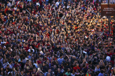 Fotos del ambiente en la plaza del Castillo durante el partido de la final de la Copa del Rey.