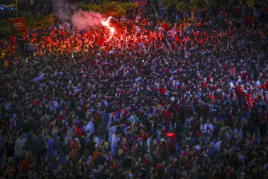 Fotos del ambiente en la plaza del Castillo durante el partido de la final de la Copa del Rey.
