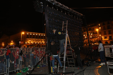 Técnicos trabajando en la pantalla que se ha caído a causa del viento en la plaza del Castillo