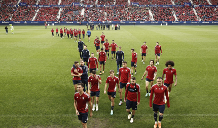 Los jugadores de Osasuna se retiran a los vestuarios aplaudidos por los niños que acudieron a ver el entrenamiento