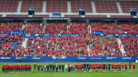 Fotos del entrenamiento de Osasuna en El Sadar ante 4.000 escolares de ‘Aula Rojilla’.