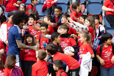 Fotos del entrenamiento de Osasuna en El Sadar ante 4.000 escolares de ‘Aula Rojilla’.