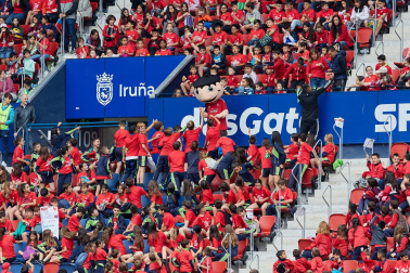 Fotos del entrenamiento de Osasuna en El Sadar ante 4.000 escolares de ‘Aula Rojilla’.