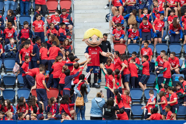 Fotos del entrenamiento de Osasuna en El Sadar ante 4.000 escolares de ‘Aula Rojilla’.