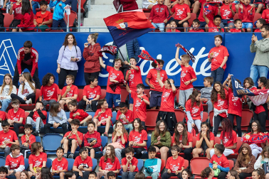 Fotos del entrenamiento de Osasuna en El Sadar ante 4.000 escolares de ‘Aula Rojilla’.