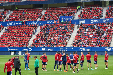 Fotos del entrenamiento de Osasuna en El Sadar ante 4.000 escolares de ‘Aula Rojilla’.