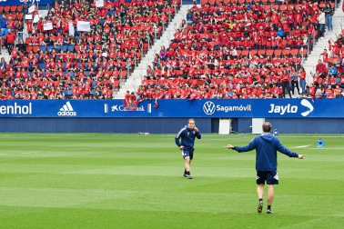 Fotos del entrenamiento de Osasuna en El Sadar ante 4.000 escolares de ‘Aula Rojilla’.