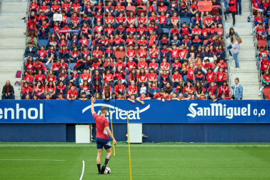 Fotos del entrenamiento de Osasuna en El Sadar ante 4.000 escolares de ‘Aula Rojilla’.