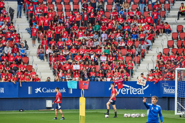 Fotos del entrenamiento de Osasuna en El Sadar ante 4.000 escolares de ‘Aula Rojilla’.