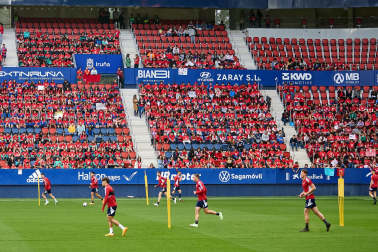 Fotos del entrenamiento de Osasuna en El Sadar ante 4.000 escolares de ‘Aula Rojilla’.