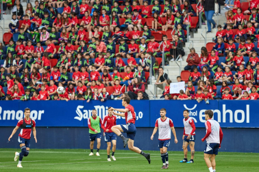 Fotos del entrenamiento de Osasuna en El Sadar ante 4.000 escolares de ‘Aula Rojilla’.