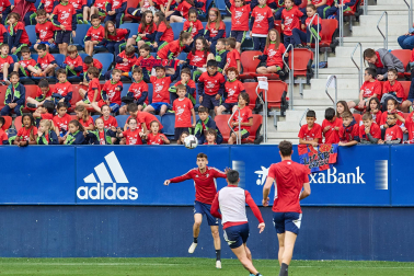 Fotos del entrenamiento de Osasuna en El Sadar ante 4.000 escolares de ‘Aula Rojilla’.