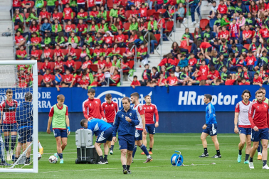 Fotos del entrenamiento de Osasuna en El Sadar ante 4.000 escolares de ‘Aula Rojilla’.