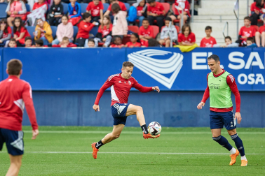 Fotos del entrenamiento de Osasuna en El Sadar ante 4.000 escolares de ‘Aula Rojilla’.