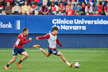 Fotos del entrenamiento de Osasuna en El Sadar ante 4.000 escolares de ‘Aula Rojilla’.