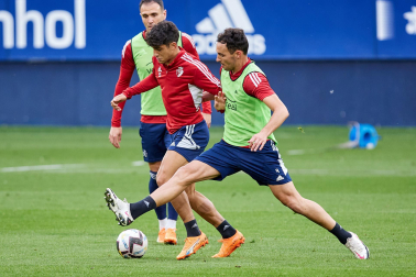 Fotos del entrenamiento de Osasuna en El Sadar ante 4.000 escolares de ‘Aula Rojilla’.