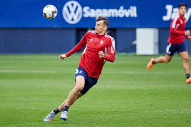 Fotos del entrenamiento de Osasuna en El Sadar ante 4.000 escolares de ‘Aula Rojilla’.